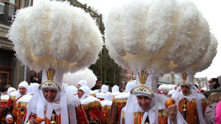 Карнавалът в Бенш тресе Белгия
