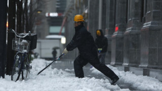 Сняг парализира трафика в Япония