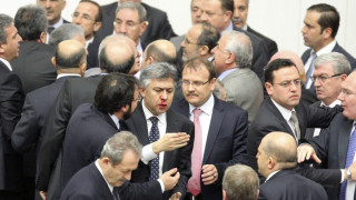 Счупени носове и пръсти в турския парламент