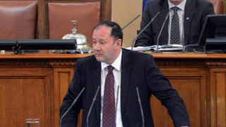 Парламентът зацикли заради реч на Хафъзов