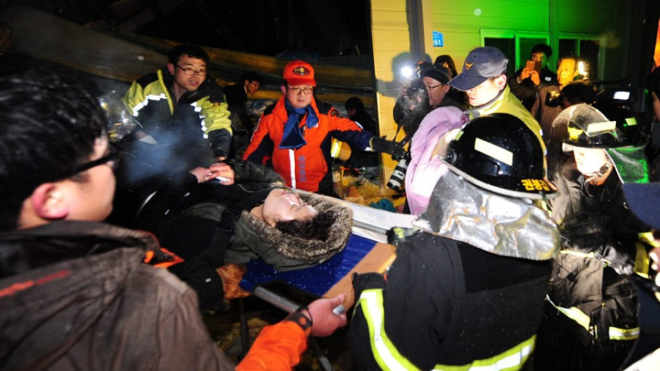 Рухнал покрив затрупа десетки в Южна Корея | StandartNews.com