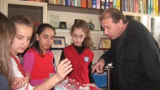 Деца от Момчилград изработват мартеници за бежанците в Пъстрогор