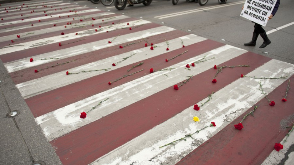 „Червена пътека" в Бургас и София в памет на Ани | StandartNews.com