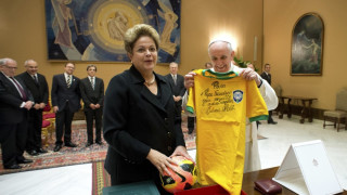 Дилма Русеф дари папата с фланелка от Пеле