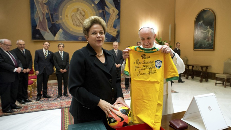 Дилма Русеф дари папата с фланелка от Пеле | StandartNews.com