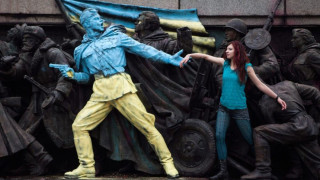 Снимка на деня в Euronews с боядисания паметник в София