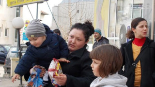 Не дават пенсия на вдовица с бебе