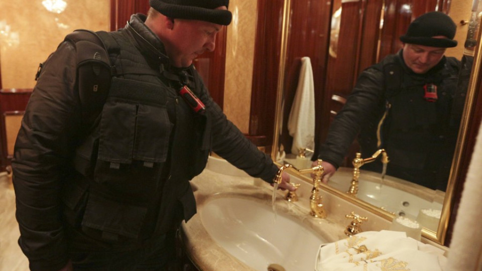 Янукович се глези с позлатени WC | StandartNews.com