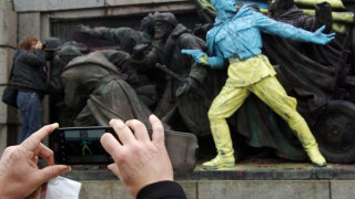 Русия изрази възмущението си от поругания паметник на Съветската армия