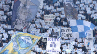 Война в "Лацио" с плакати на български