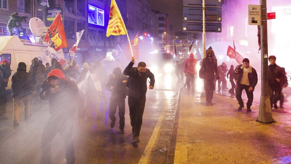 Водни оръдия срещу протеста в Истанбул | StandartNews.com