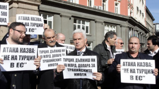 Атака се спречка с полицията при посещението на Давутоглу