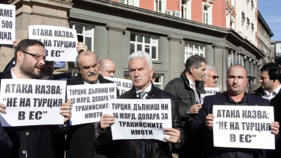 Атака се спречка с полицията при посещението на Давутоглу | StandartNews.com