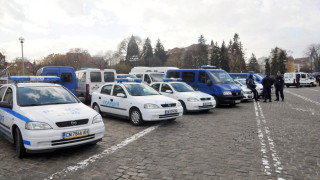 Скачат заплатите на полицаите и служителите в затворите