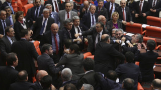 Депутат със счупен нос след бой в парламент