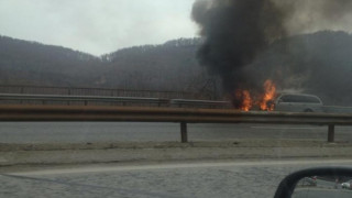 Кола горя на магистрала "Хемус"