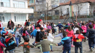 Малчугани в Момчилград се хванаха на кръшно хоро с Баба Марта