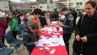 Стотици посрещнаха заедно Баба Марта в Благоевград