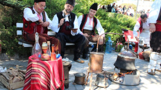 Опълченци с лагер в Търново, черпят с войнишка чорба