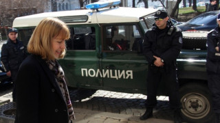 Полицията стояла пред общината за вуншения, според Фандъкова