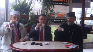 Кмет, свещеник и мюфтия пиха заедно кафе в Кърджали