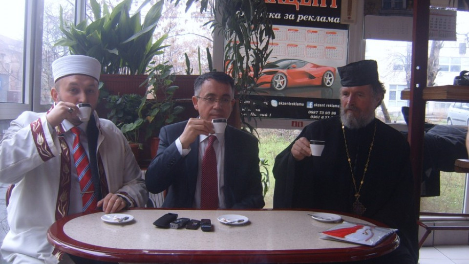 Кмет, свещеник и мюфтия пиха заедно кафе в Кърджали | StandartNews.com