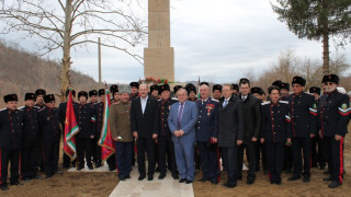 Казаци издигнаха 9-метров кръст в Балкана