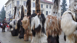 Aнгличани тренират за кукерски фестивал в Елешница