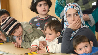 Доброволци правят карта на бежанеца