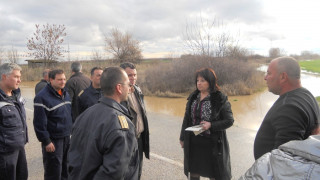 Пътища и ниви плувнаха във вода