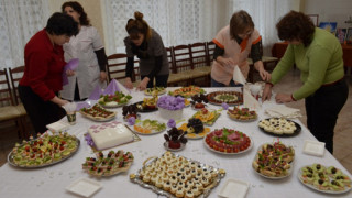 Къщите на баби и гозбите им оживяват в детски рисунки