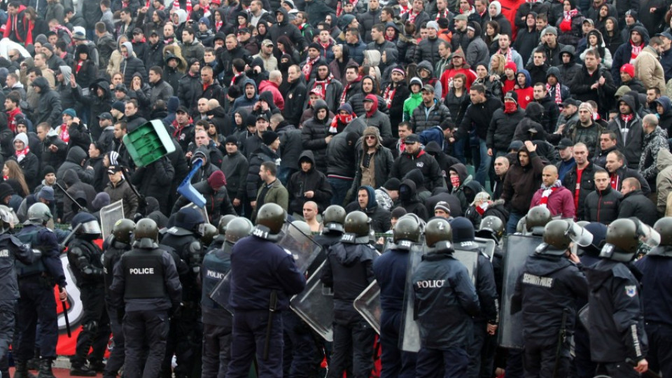 Бой и арести на почивки | StandartNews.com