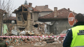 Взрив погуби момче на 11 г. и срути три къщи (ОБЗОР)