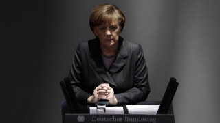 Меркел заплаши Русия с "огромни щети" за кризата в Украйна