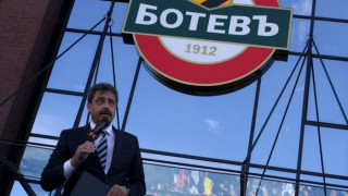 Цветан Василев глобява всички в Ботев Пд 