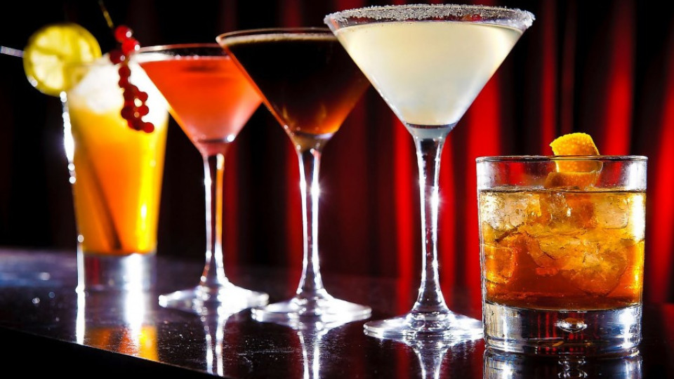 Шеф-барман бърка коктейли за Гинес със златен шейкър | StandartNews.com