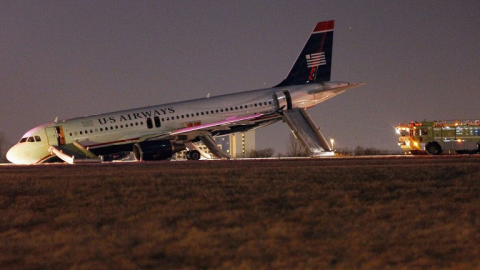 Пътнически самолет се разпадна преди да излети | StandartNews.com