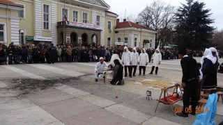 Кукери играят с маски за 5000 лева