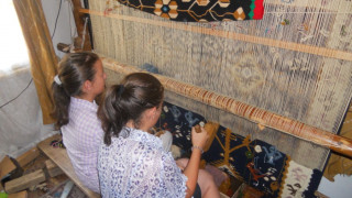 Деца от Чипровци представят прочутите килими на бабите си в Япония