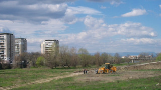 Багери влязоха в коритото на река Марица