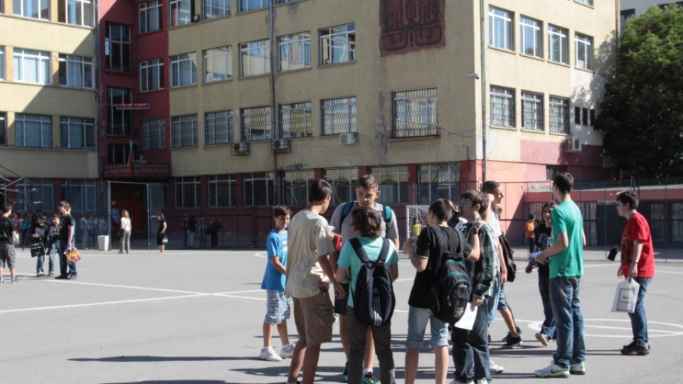 Откриха напукани школа с опасни козирки | StandartNews.com