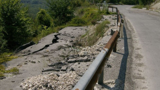 Спасиха 1600 души от опасно свлачище