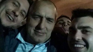 Бойко пусна селфи с млади гербери