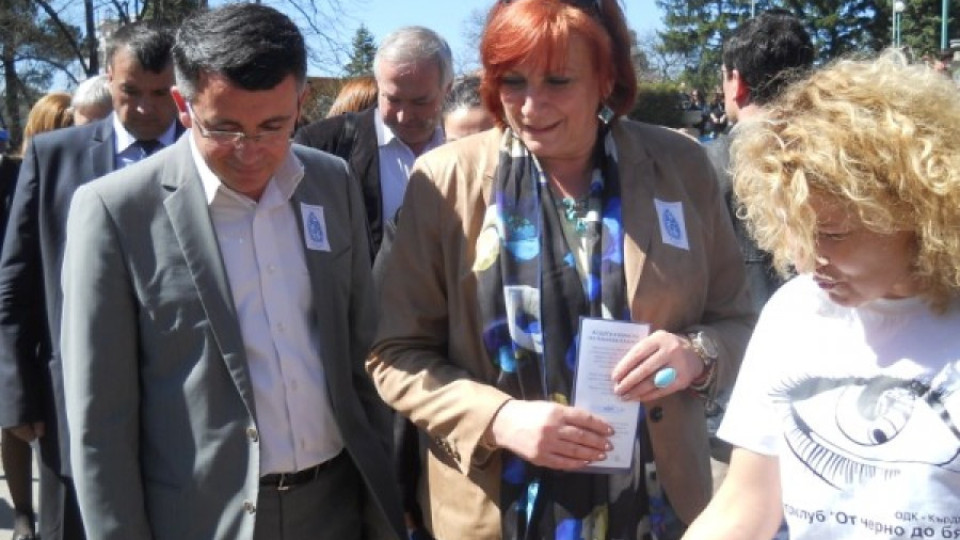 Искра Михайлова гост на празника на водата в Кърджали | StandartNews.com