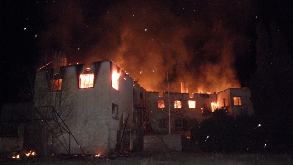 Пожар изпепели училище в Стоб | StandartNews.com