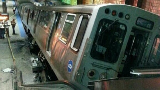 Влак дерайлира в Чикаго, десетки са ранени