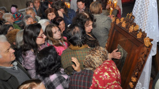 Стотици се поклониха на зазиданата икона в Монтана