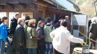 Стотици се кръстиха и плакаха в къщата на Ванга