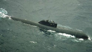 Търсят наши моряци, спасили матроси от К-8