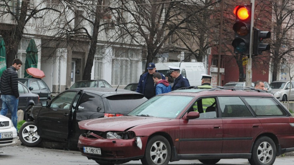 Ударена кола помете четирима на спирка | StandartNews.com